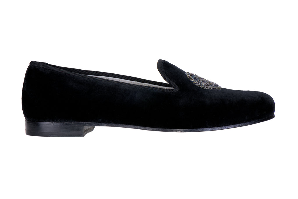 Our metropolis velvet slipper on a white background.