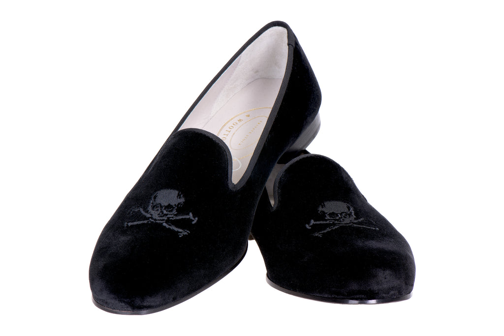 Our bones noir slipper item on a white background.