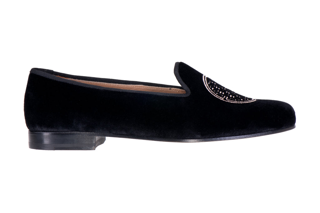 Our metropolis velvet slipper on a white background.