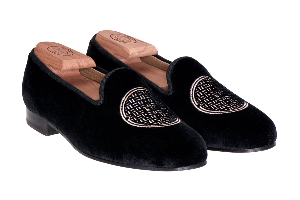 Our metropolis velvet slipper on a white background.