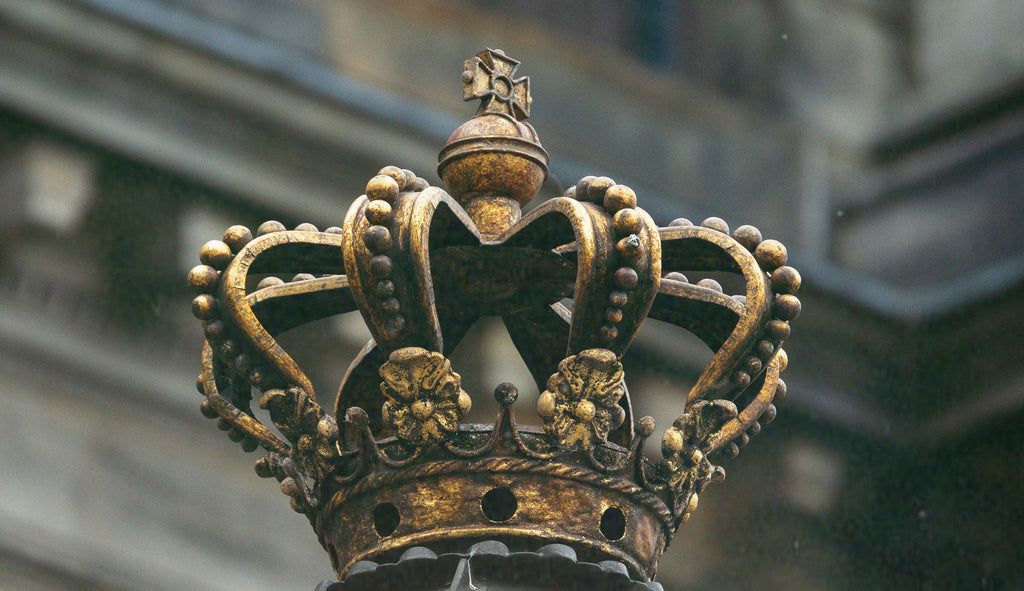 A photograph of a crown.